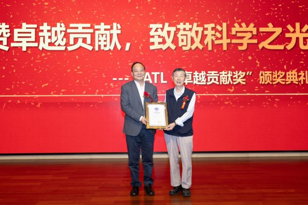 汇盈配资 致敬“中国锂电之父”，宁德时代为陈立泉院士颁发“卓越贡献奖”
